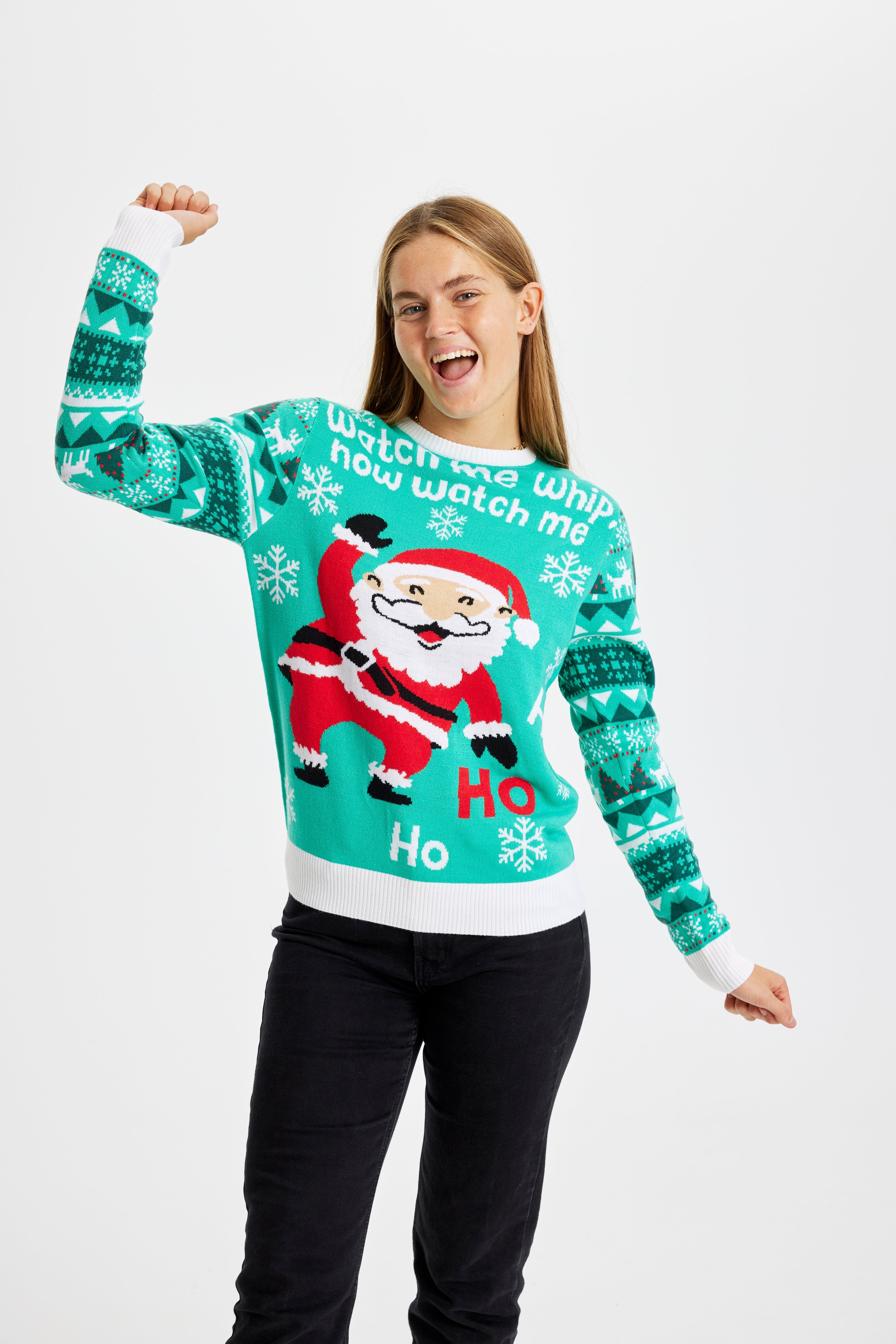 En dansende kvinde iført en turkis julesweater.